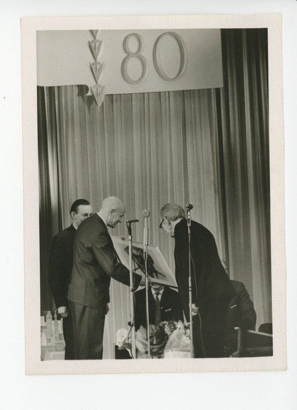 Friedebert Tuglast tervitavad Jaan Eilart ja Harald Haberman