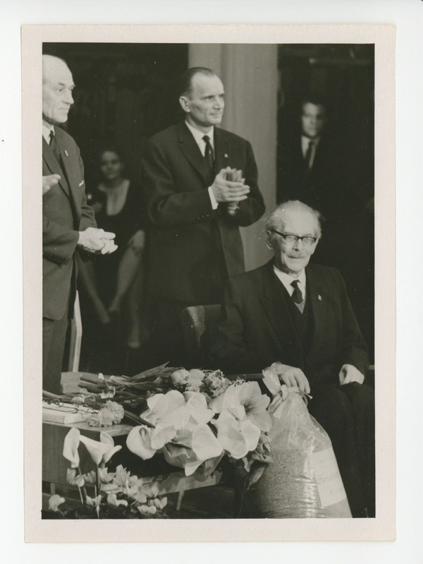 Rudolf Sirge ja Paul Rummo aplodeerivad Friedebert Tuglasele