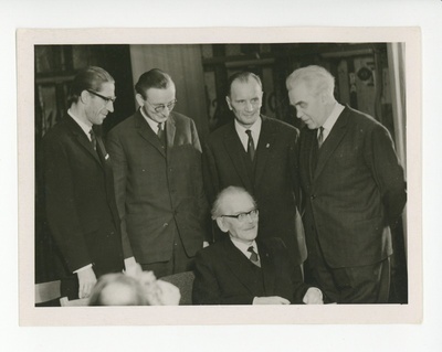 Friedebert Tuglase ümber Ralf Parve, Jaan Eilart, Paul Rummo ja Gustav Ernesaks  duplicate photo