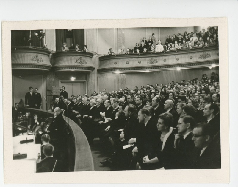 Vaade saali osale, mille esireas istub juubilar