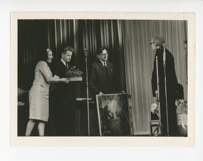 Friedebert Tuglast tervitavad Helene Siimisker, Ülo Tonts ja Eduard Ertis  duplicate photo
