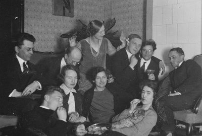 Aprill 1927  similar photo