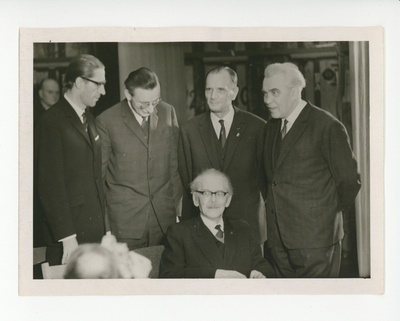Friedebert Tuglase ümber Ralf Parve, Jaan Eilart, Paul Rummo, Gustav Ernesaks  duplicate photo