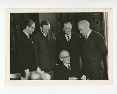 Friedebert Tuglase ümber Ralf Parve, Jaan Eilart, Paul Rummo, Gustav Ernesaks  similar photo