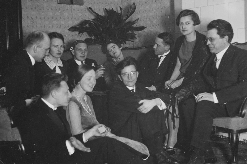 Aprill 1927