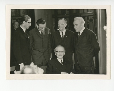 Friedebert Tuglase ümber Ralf Parve, Jaan Eilart, Paul Rummo, Gustav Ernesaks  duplicate photo