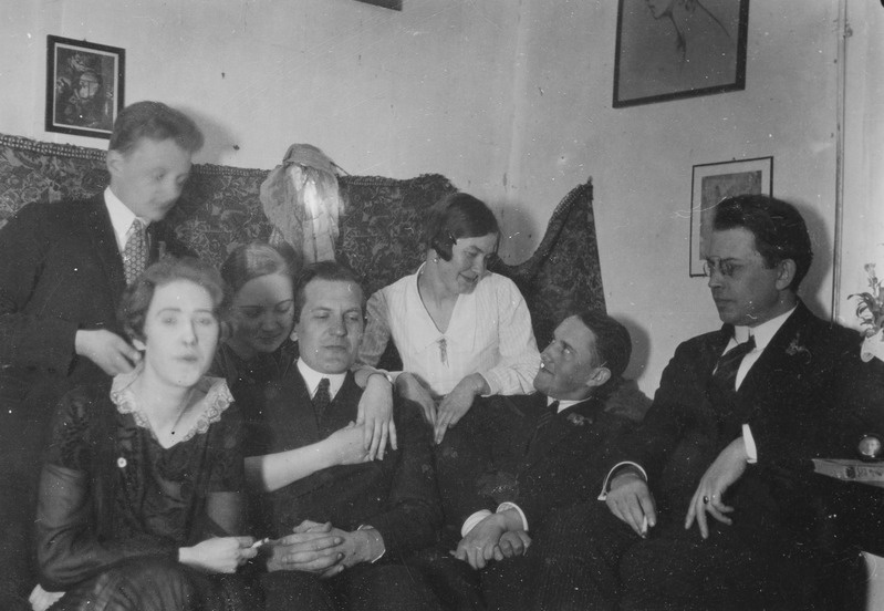 Aprill 1927