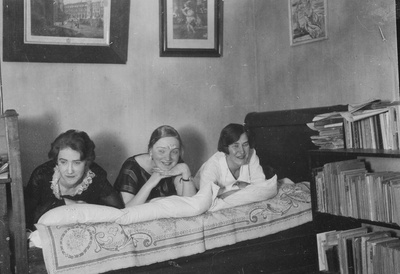 Aprill 1927  duplicate photo