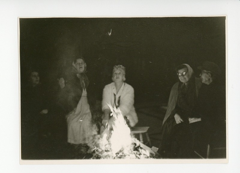 Tuglased külalistega jaanitule juures, 1960