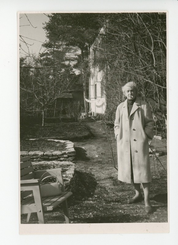 Elo Tuglas aias kingitud palitut demonstreerimas, 04.1960