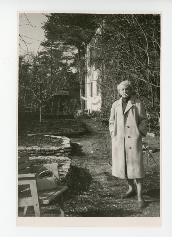 Elo Tuglas aias kingitud palitut demonstreerimas, 04.1960