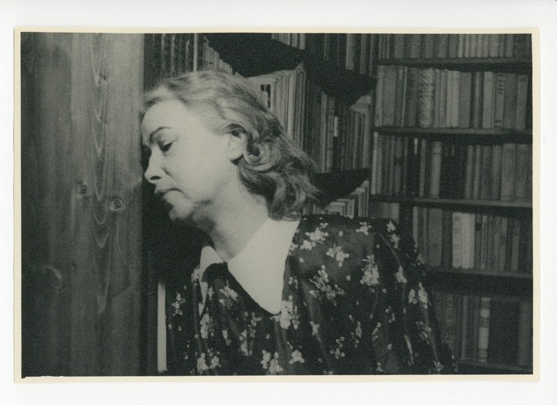 Elo Tuglase portree raamaturiiuli foonil, 1950
