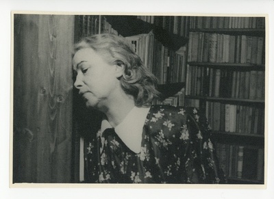 Elo Tuglase portree raamaturiiuli foonil, 1950  duplicate photo