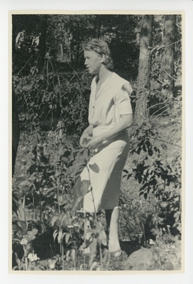 Kleidis Elo Tuglas suvises aias, 1945  duplicate photo