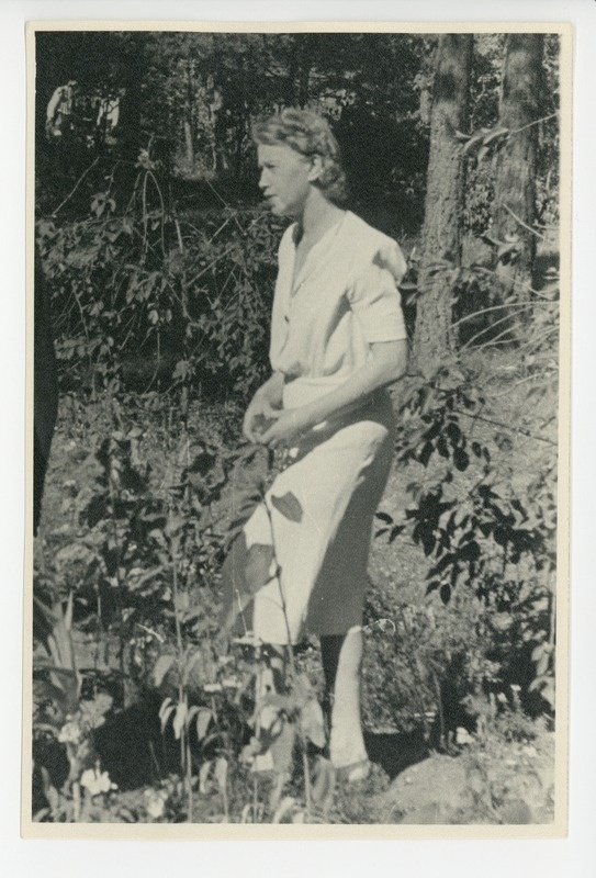 Kleidis Elo Tuglas suvises aias, 1945