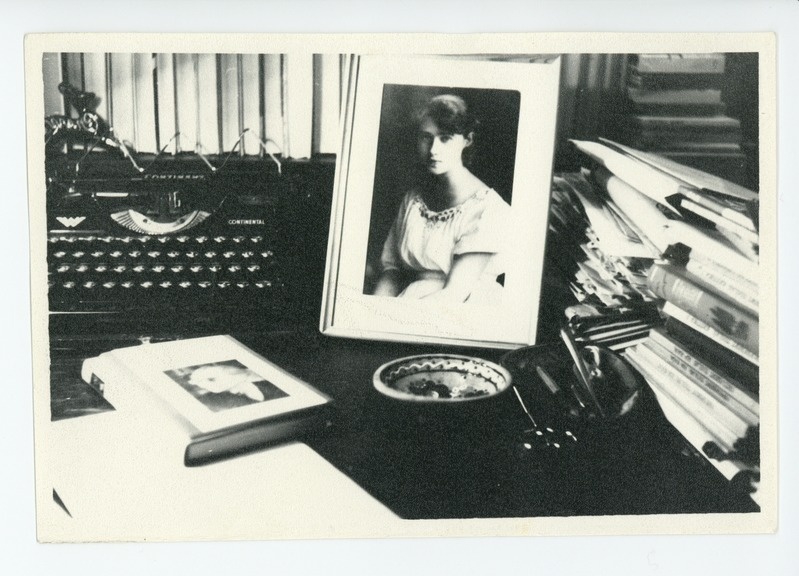 Friedebert Tuglase kirjutuslaua vaade, 22.08.1969