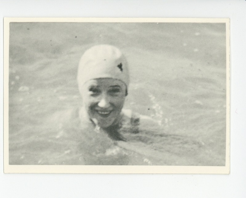 Ujumismütsis Elo Tuglas vees Soomes, 1922