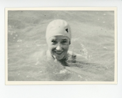 Ujumismütsis Elo Tuglas vees Soomes, 1922  duplicate photo