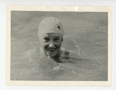 Ujumismütsis Elo Tuglas vees Soomes, 1922  duplicate photo