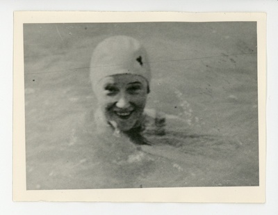Ujumismütsis Elo Tuglas vees Soomes, 1922  duplicate photo