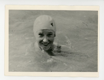 Ujumismütsis Elo Tuglas vees Soomes, 1922  duplicate photo
