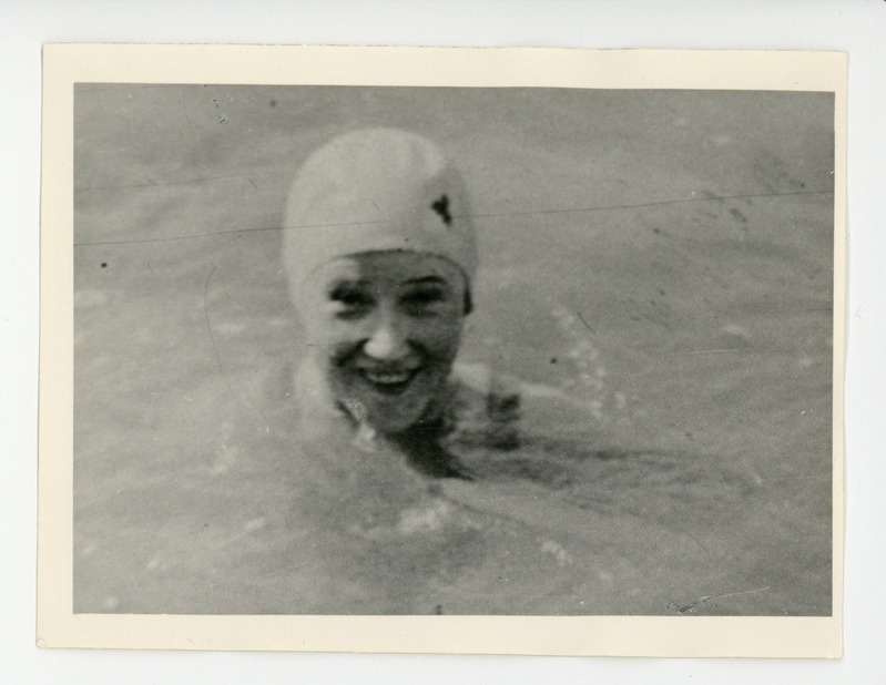 Ujumismütsis Elo Tuglas vees Soomes, 1922