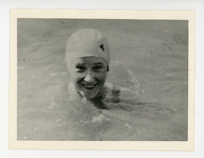 Ujumismütsis Elo Tuglas vees Soomes, 1922  duplicate photo