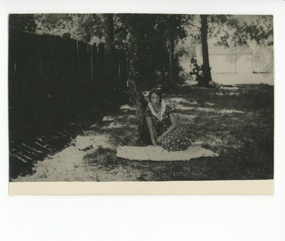 Elo Tuglas Haapsalus puu all istumas, 1932  duplicate photo