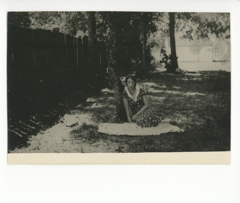 Elo Tuglas Haapsalus puu all istumas, 1932
