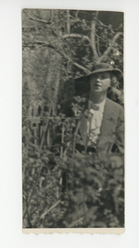 Kübaraga Elo Tuglas aias, 1938
