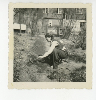 Elo Tuglas tööl Tallinna tänav 16 aias, umbes 1936  duplicate photo