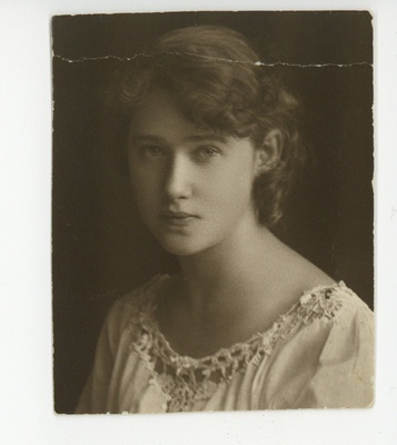 Elo Tuglase portree, 1918  duplicate photo