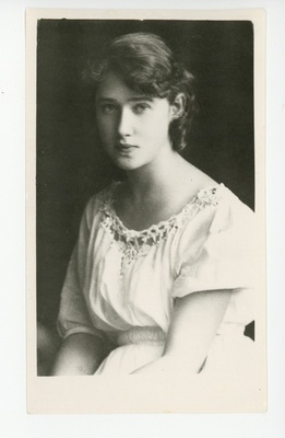 Elo Tuglase portree, 1918  duplicate photo