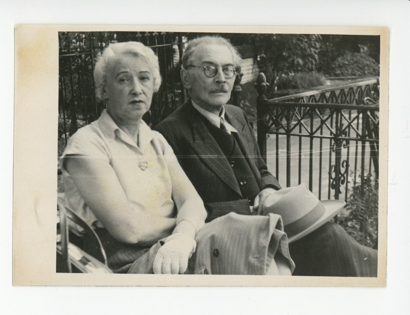 Elo Tuglas ja Friedebert Tuglas Elo vanemate haual, 11.09.1955