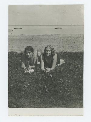 Elo Tuglas ja Selma Kurvits rannas päevitamas  duplicate photo