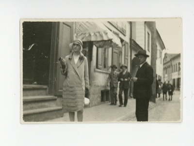 Elo Tuglas ja Friedebert Tuglas Werneri ees  duplicate photo
