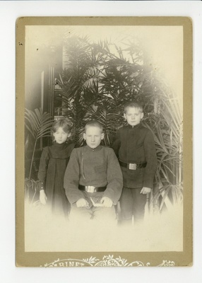 Elo Tuglas vendade Aleksandri ja Eduard Oinasega, 1901  duplicate photo