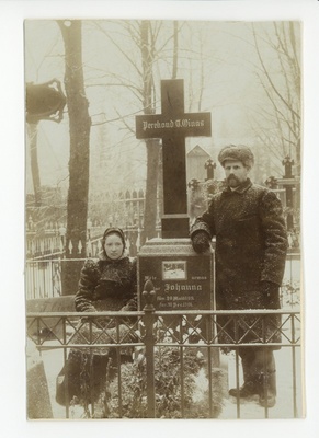 Elo Tuglase ema Marie ja isa Tõnis Oinas Elo õe Johanna haual, 1902  duplicate photo