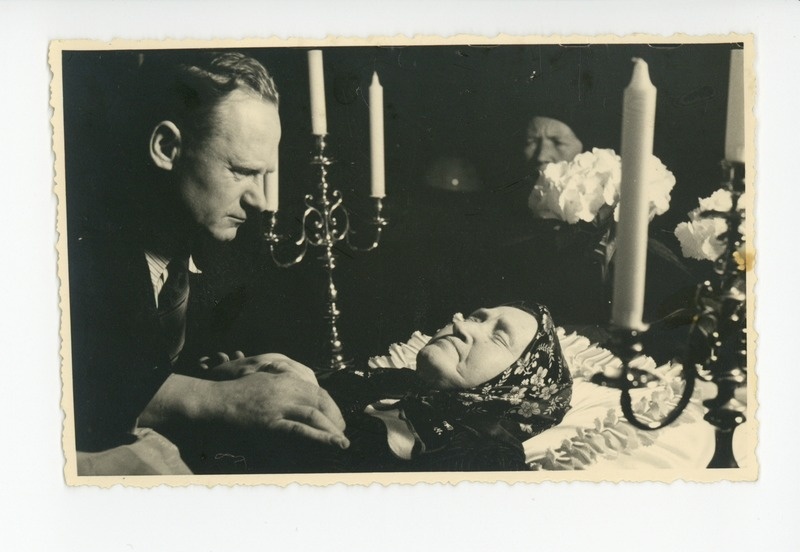 Aleksander Oinas ema kirstu juures