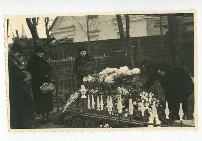Elo Tuglase ema matustel, 1938