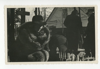 Selma Kurvits ema Marie Oinase matusel, 1938  duplicate photo