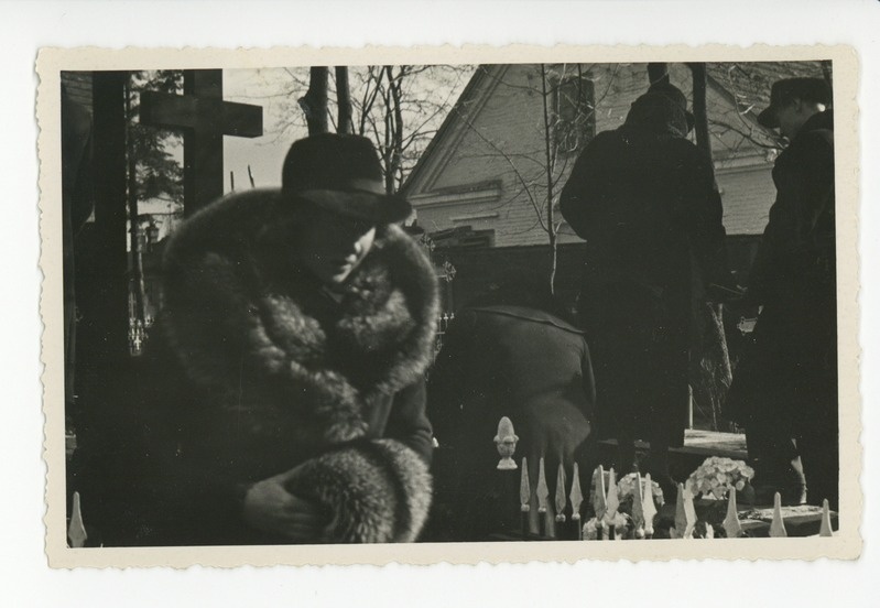 Selma Kurvits ema Marie Oinase matusel, 1938