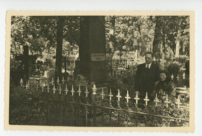 Friedebert Tuglas emaga isa haual, 06.1938  similar photo