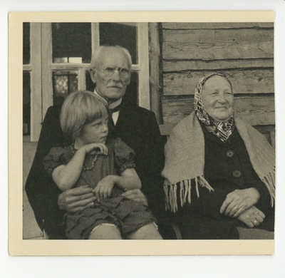 Elo ema ja onu Tipaga Vastse-Kuustes  similar photo