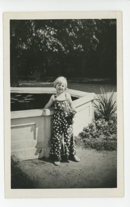 Elo Kurvits Haapsalus pükstes, 07.1933