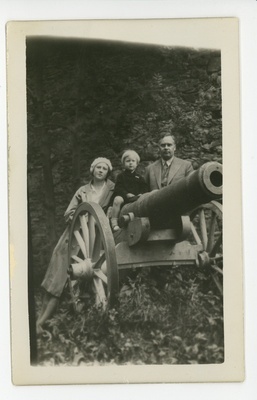 Selma Kurvits, Elo Kurvits ja Peeter Kurvits kahuri juures  duplicate photo