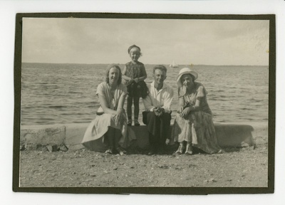 Selma Kurvits, Elo Kurvits, Osvald Saadre (Naaskel) ja Elo Tuglas Haapsalu lahe ääres, 1932  duplicate photo