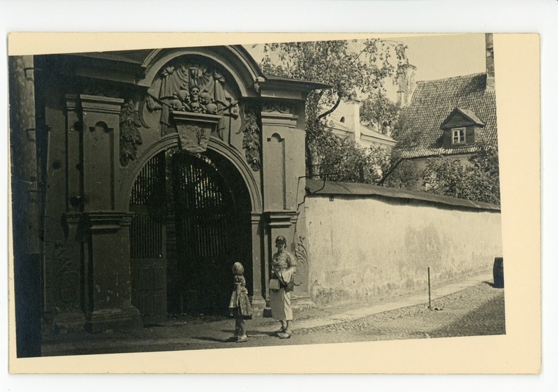 Elo Tuglas ja Elo Kurvits Narva Surmavärava ees, 1937