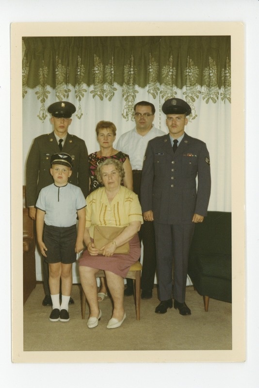 Helmi Mere oma poegi külastamas, 07.1967