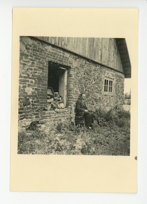 Friedebert Tuglas vana õllekoja seina ääres, 07.1938